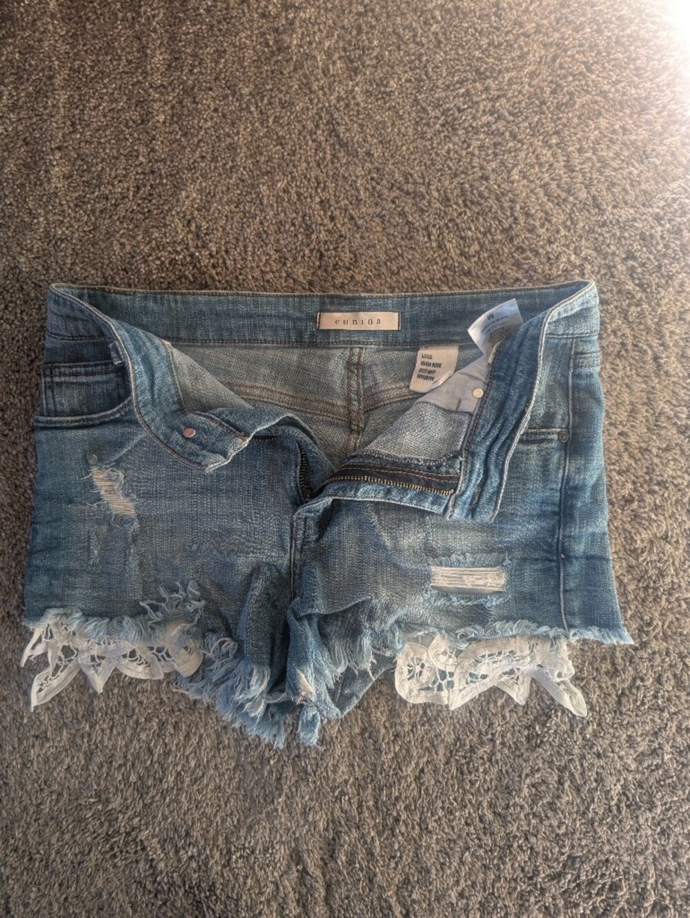 Eunina Light Blue Distressed Lace-Hem Women’s Jeans Shorts Size M